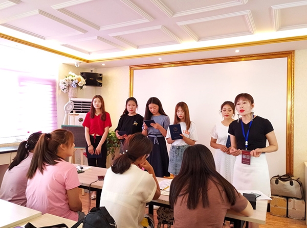 濟寧安妮職業培訓學校教您：夏季化妝